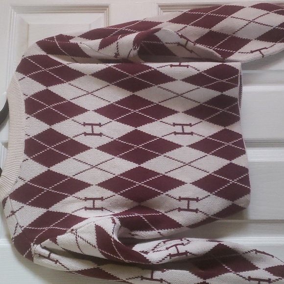 H and M GIRLS Hogwarts burgundy and offwhite sweater size 12 14 EUC - Picture 3 of 6